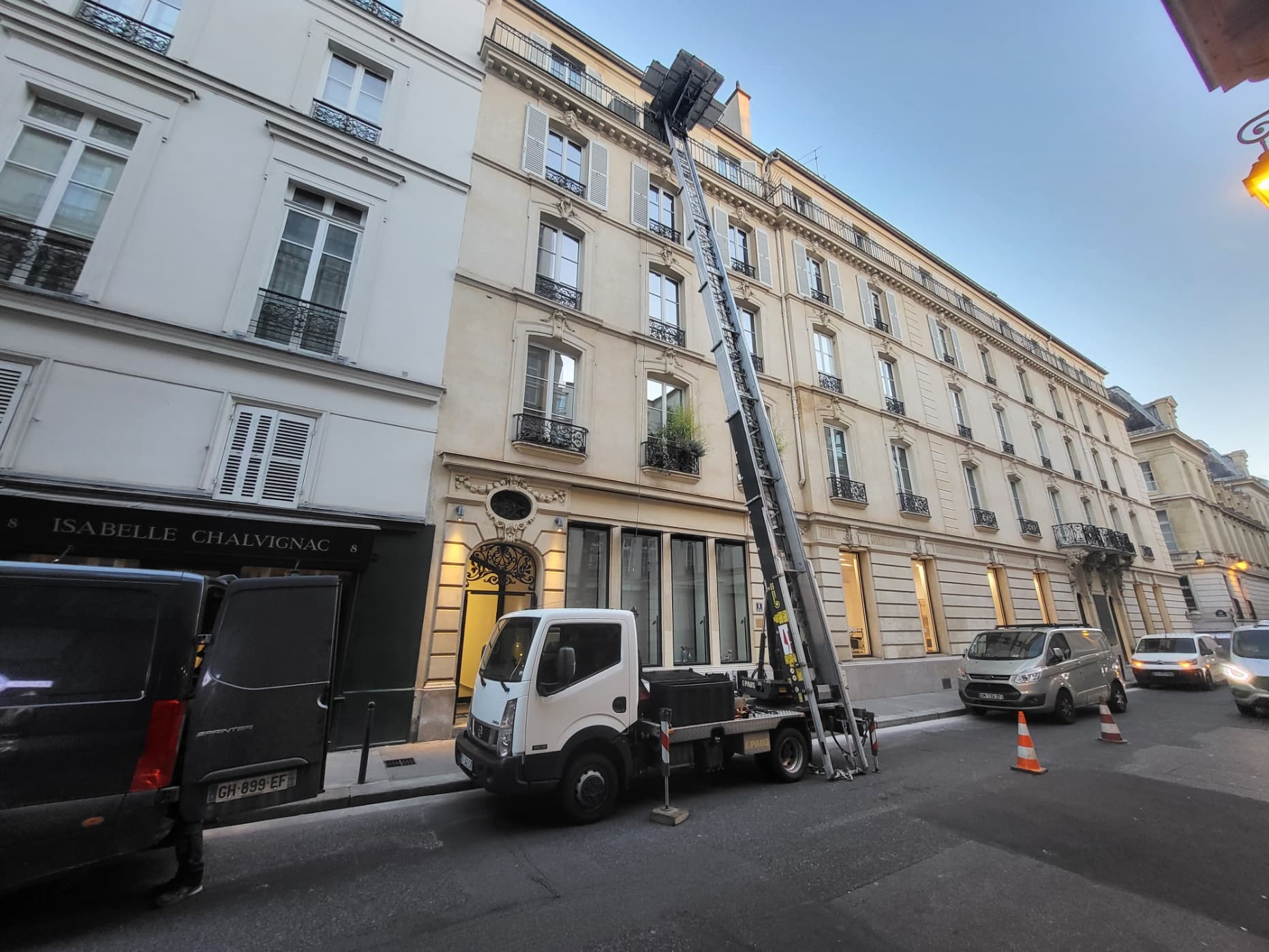 Monte-meubles utilisé par Flash Débarras France pour un débarras en étage à Paris